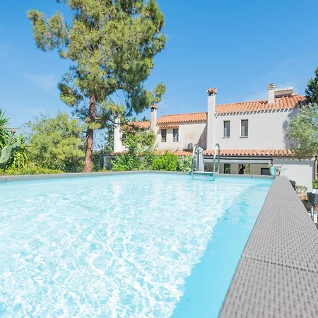 Tetty - Garden & Private Pool Near The Sea