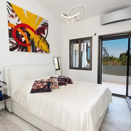 Tetty - Garden & Private Pool Near The Sea